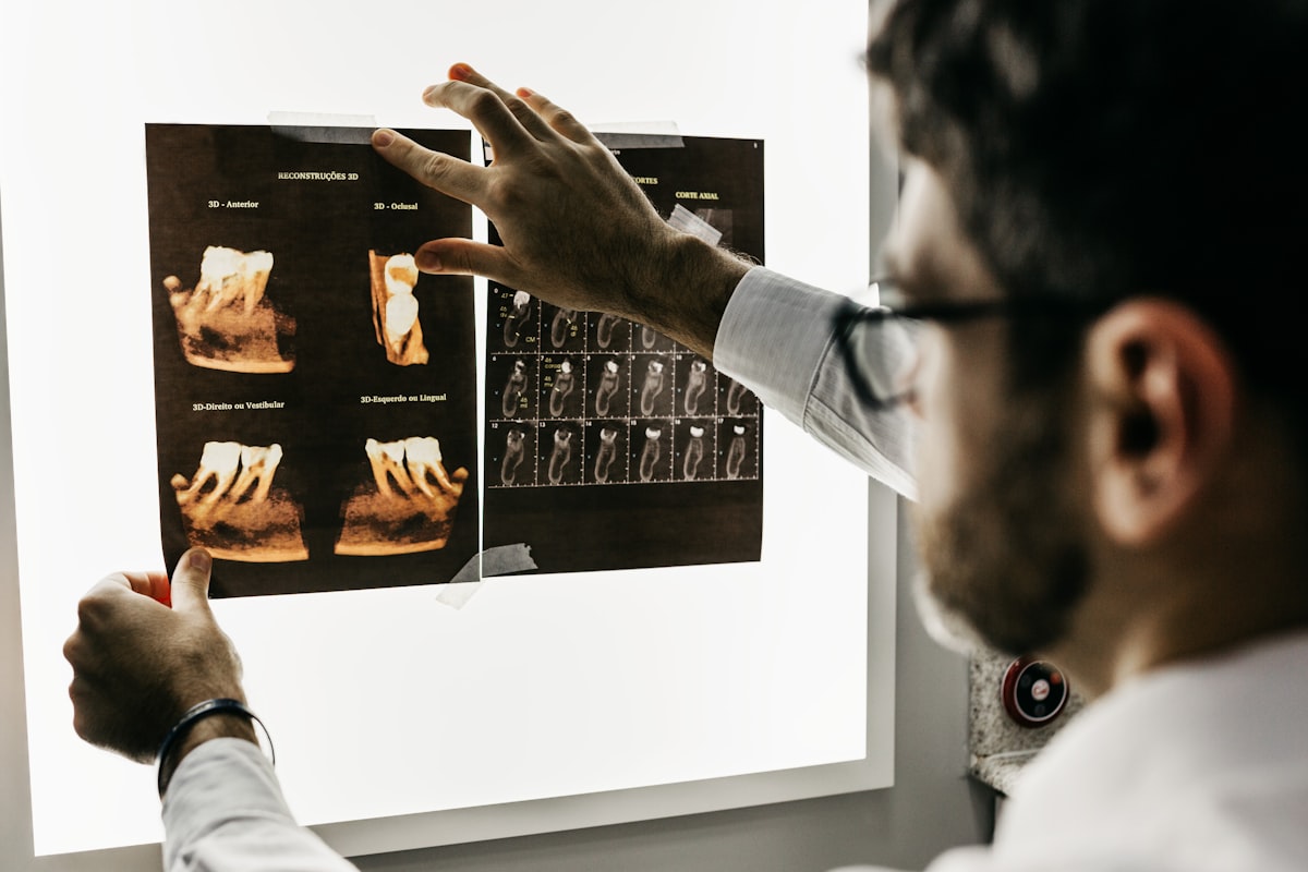 Fogorvos a digitális diagnosztikai felvételeket elemzi